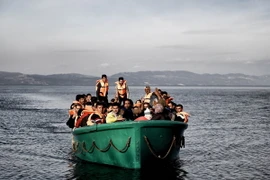 Người di cư tới đảo Lesbos của Hy Lạp sau hành trình vượt biển Aegean từ Thổ Nhĩ Kỳ ngày 10/11. (Nguồn: AFP/TTXVN)