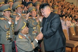 Nhà lãnh đạo Triều Tiên Kim Jong-un (phải) và ông Ri Ul-sol tại một sự kiện ở Triều Tiên năm 2012. (Nguồn: Yonhap/TTXVN)