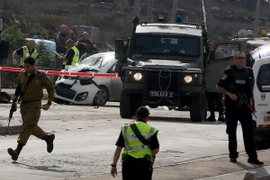 Lực lượng an ninh Israel làm nhiệm vụt tại hiện trường vụ tấn công ở giao lộ Tapuah, Nablus, Bờ Tây ngày 8/11. (Nguồn: AFP/TTXVN)