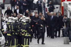 Cảnh sát Pháp làm nhiệm vụ trong cuộc vây ráp tại Saint-Denis ngày 18/11. (Nguồn: THX/TTXVN)