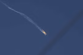 Chiếc máy bay SU-24 của Nga bốc cháy sau khi bị bắn hạ. (Nguồn: Anodolu)