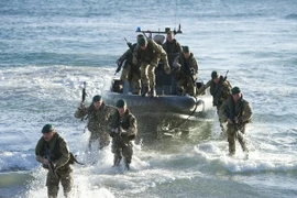 Binh sỹ Anh rèn luyện bài tập đổ bộ lên bãi Đông ngày 9/12/2014. (Nguồn: AFP/TTXVN)