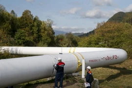 Công nhân kiểm tra đường ống dẫn khí đốt tại trạm cung cấp khí gần làng Volovets, miền tây Ukraine ngày 7/10. (Nguồn: Reuters/TTXVN)