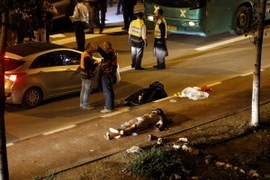 Cảnh sát và lực lượng cứu hộ Israel làm nhiệm vụ tại hiện trường vụ tấn công ở Gush Etzion ngày 19/11. (Nguồn: AFP/TTXVN)