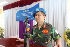 Trung tá Nguyễn Xuân Thành thay mặt 3 sỹ quan chuẩn bị lên đường làm nhiệm vụ tại Phái bộ Gìn giữ Hòa bình Liên hợp quốc phát biểu tại buổi lễ chia tay. (Ảnh: Hồng Pha/TTXVN phát)