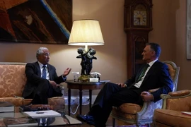 Tổng thống Bồ Đào Nha Anibal Cavano Silva (phải) có cuộc gặp với lãnh đạo đảng Xã hội Antonio Costa. (Nguồn: AFP/TTXVN)