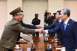 Cuộc gặp của các quán chức Hàn Quốc và Triều TIên tại Panmunjom ngày 22/8. (Nguồn: AFP/TTXVN)