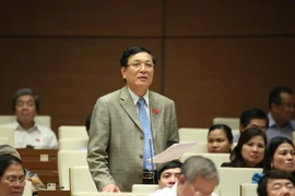 Bộ trưởng Bộ Giáo dục và Đào tạo Phạm Vũ Luận trả lời câu hỏi chất vấn của đại biểu Quốc hội. (Ảnh: Phương Hoa/TTXVN)