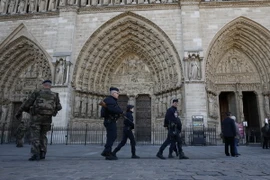 Lực lượng an ninh Pháp tuần tra tại lối vào nhà thờ Notre Dame ở thủ đô Paris ngày 15/11. (Nguồn: AFP/TTXVN)