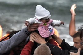Người di cư trong chuyến hành trình vượt biển đầy nguy hiểm tới đảo Lesbos, Hy Lạp ngày 31/10. (Nguồn: AFP/TTXVN)
