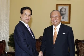 Thủ tướng Nguyễn Tấn Dũng tiếp ông Tsutomu Takebe, Cố vấn đặc biệt Liên minh nghị sỹ hữu nghị Nhật-Việt đang có chuyến thăm và làm việc tại Việt Nam. (Ảnh: Đức Tám/TTXVN)