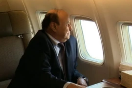 Tổng thống Yemen Abd-Rabbu Mansour Hadi trên máy bay trở về Aden ngày 22/9. (Nguồn: AFP/TTXVN)