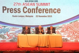 Thủ tướng Malaysia Najib Razak (giữa) tại cuộc họp báo. (Ảnh: Kim Dung-Chí Giáp/Vietnam+)