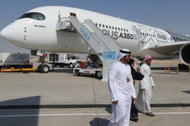 Máy bay Airbus A350 được trưng bày tại Triển lãm hàng không Dubai 2015 ngày 8/11. (Nguồn: AFP/TTXVN)