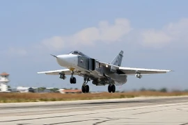Máy bay chiến đấu Sukhoi Su-24 của Nga cất cánh từ căn cứ không quân Hmeimim ở tỉnh Latakia, Syria trong chiến dịch không kích IS ngày 3/10. (Nguồn: AFP/TTXVN)
