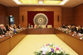 Chủ nhiệm Ủy ban Đối ngoại của Quốc hội Trần Văn Hằng hội đàm với đoàn Nhóm nghị sỹ Nghị viện Châu Âu (EP) quan hệ với các nước Đông Nam Á và ASEAN. (Ảnh: Phương Hoa/TTXVN)