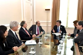 Tổng thống Colombia Juan Manuel Santos (thứ 3, phải) trong cuộc họp với Đại diện Tiểu ban chấm dứt xung đột của LHQ Jean Arnault (thứ 3, trái) về tiến trình hòa đàm giữa Chính phủ Colombia và FARC tại Bogota, ngày 29/10. (Nguồn: THX/TTXVN)
