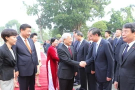 Tổng Bí thư, Chủ tịch nước Trung Quốc Tập Cận Bình giới thiệu với Tổng Bí thư Nguyễn Phú Trọng các thành viên đoàn Trung Quốc. (Ảnh: Trí Dũng/TTXVN)