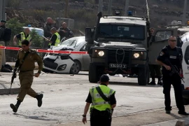 Lực lượng an ninh Israel làm nhiệm vụt tại hiện trường vụ tấn công ở giao lộ Tapuah, Nablus, Bờ Tây ngày 8/11. (Nguồn: AFP/TTXVN)