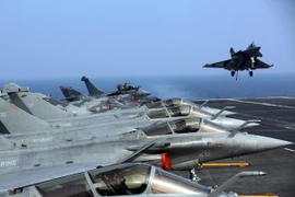 Máy bay chiến đấu Rafale của hải quân Pháp hạ cánh xuống tầu Charles de Gaulle. (Nguồn: AFP/TTXVN)