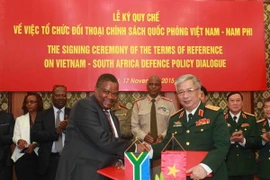 Thượng tướng Nguyễn Chí Vịnh, Thứ trưởng Bộ Quốc phòng và tiến sỹ S.M Gulube, Quốc vụ khanh về Quốc phòng Nam Phi tại Lễ ký Quy chế tổ chức Đối thoại Chính sách Quốc phòng Việt Nam-Nam Phi. (Ảnh: Hồng Pha/TTXVN phát)