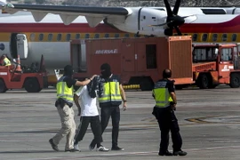 Cảnh sát Tây Ban Nha áp giải một đối tượng vừa bị bắt giữ tại sân bay ở Melilla ngày 22/7. (Nguồn: AFP/TTXVN)