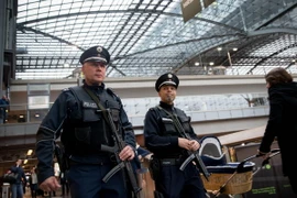 Cảnh sát Đức được lệnh tăng cường tuần tra tại nhà ga đường sắt trung tâm ở Berlin ngày 16/11. (Nguồn: AFP/TTXVN)
