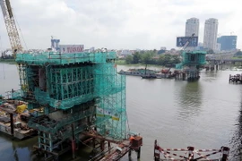  Đoạn vượt sông Sài Gòn đang được thi công khẩn trương với chiều rộng 11 m, 2 trụ chính đã thành hình. (Ảnh: Hoàng Hải/TTXVN)