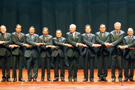 Các Trưởng đoàn chụp ảnh chung tại lễ khai mạc Hội nghị cấp cao ASEAN 27. (Ảnh: Đức Tám/TTXVN) 