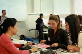 Tiếp xúc giữa doanh nghiệp Việt-Séc tại Hội thảo về dệt may Séc-Việt tại Prague. (Ảnh: Nguyễn Hồng Tâm/TTXVN)