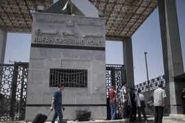 Người Palestine chờ qua cửa khẩu ở thành phố Rafah, miền nam Dải Gaza ngày 20/8. (Nguồn: AFP/TTXVN)