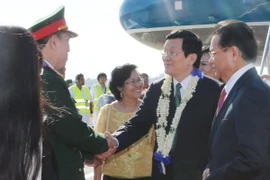 Bộ trưởng Bộ Năng lượng Philippines Zenaida Monsada và cán bộ, nhân viên Đại sứ quán Việt Nam tại Philippines đón Chủ tịch nước Trương Tấn Sang tại sân bay. (Ảnh: Nguyễn Khang/TTXVN)