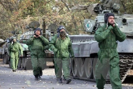 Xe tăng của lực lượng ly khai rời thị trấn Novoazovsk ở khu vực Donetsk ngày 21/10. (Nguồn: AFP/TTXVN)