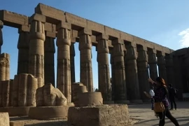 Khách du lịch tham quan đền Luxor ở thành phố cổ Luxor của Ai Cập ngày 5/11. (Nguồn: AFP/TTXVN)