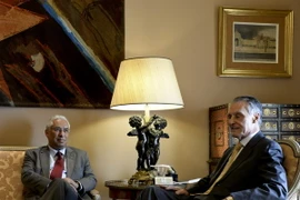 Tổng thống Bồ Đào Nha Anibal Cavaco Silva (phải) và ông Antonio Costa trong cuộc gặp ở Lisbon ngày 24/11. (Nguồn: AFP/TTXVN)