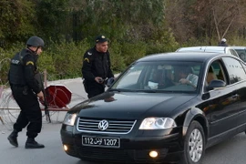 Cảnh sát Tunisia gác tại khu vực bên ngoài bảo tàng Bardo ở thủ đô Tunis ngày 23/3. (Nguồn: AFP/TTXVN)