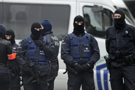 Cảnh sát Bỉ tiến hành chiến dịch truy quét khủng bố tại Rue Delaunoy thuộc Brussels ngày 16/11. (Nguồn: AFP/TTXVN)