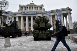 Hệ thống tên lửa đất đối không S-300 của Nga trưng bày tại Quảng trường Suvorovskaya ở trung tâm thủ đô Moskva ngày 8/12, nhân kỷ niệm lần thứ 100 Ngày thành lập Lực lượng phòng không Nga. (Nguồn: AFP/TTXVN)