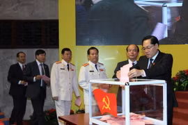 Các đại biểu bỏ phiếu bầu Ban Chấp hành Đảng bộ thành phố Hà Nội khóa XVI, nhiệm kỳ 2015-2020 (chiều 1/11). (Ảnh: An Đăng/TTXVN)