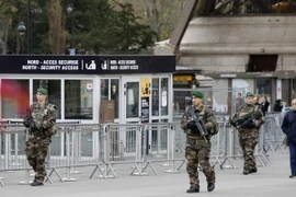 Binh sỹ Pháp tuần tra tại khu vực Tháp Eiffel ở Paris ngày 14/11. (Nguồn: AFP/TTXVN)