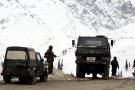 Binh sỹ Ấn Độ làm nhiệm vụ tại khu vực Tanghdar, Kashmir ngày 25/11. (Nguồn: AFP/TTXVN)