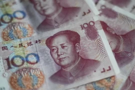 Đồng tiền giấy mệnh giá 100 NDT (15.5 USD) tại Bắc Kinh ngày 25/8. (Nguồn: AFP/TTXVN)