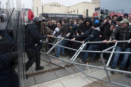 Xung đột giữa lực lượng an ninh Kosovo, với hàng nghìn người biểu tình phản đối một Bộ trưởng Chính phủ Serbia ngày 27/1. (Nguồn: AFP/TTXVN)