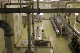 Các nhân viên làm việc tại nhà máy nhiên liệu hạt nhân ở tỉnh Isfahan ngày 9/4. (Nguồn: AFP/TTXVN)