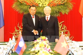 Tổng Bí thư Nguyễn Phú Trọng đón Tổng Bí thư, Chủ tịch nước Lào Bounnhang Vorachith. (Ảnh: Trí Dũng/TTXVN)