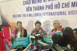 Ông Mitchener David William (giữa) trả lời phóng viên các báo và đài truyền hình thành phố. (Ảnh: Gia Thuận/TTXVN)