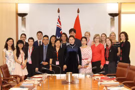 Chủ tịch Quốc hội Nguyễn Thị Kim Ngân tiếp đại diện sinh viên Australia đến Việt Nam học và thực tập theo khuôn khổ Chương trình Colombo mới của Chính phủ Australia. (Ảnh: Trọng Đức/TTXVN)