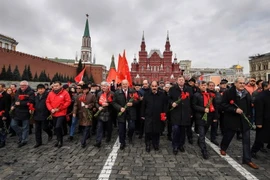 Các thành viên Đảng Cộng sản Nga tại lễ kỷ niệm 100 năm Cách mạng Tháng Mười Nga ở thủ đô Moskva. (Nguồn: AFP/TTXVN)