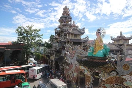 Khu vực chánh điện của chùa Linh Phước. (Ảnh: Nguyễn Dũng/TTXVN)