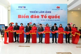 Lễ cắt băng khai mạc triển lãm. (Ảnh: Quốc Khánh/TTXVN)